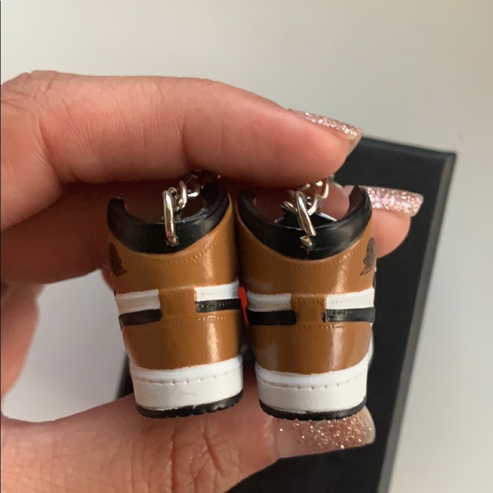 Air Jordan 1 Retro High OG “Rookie of the Year” - Picture 4 of 11